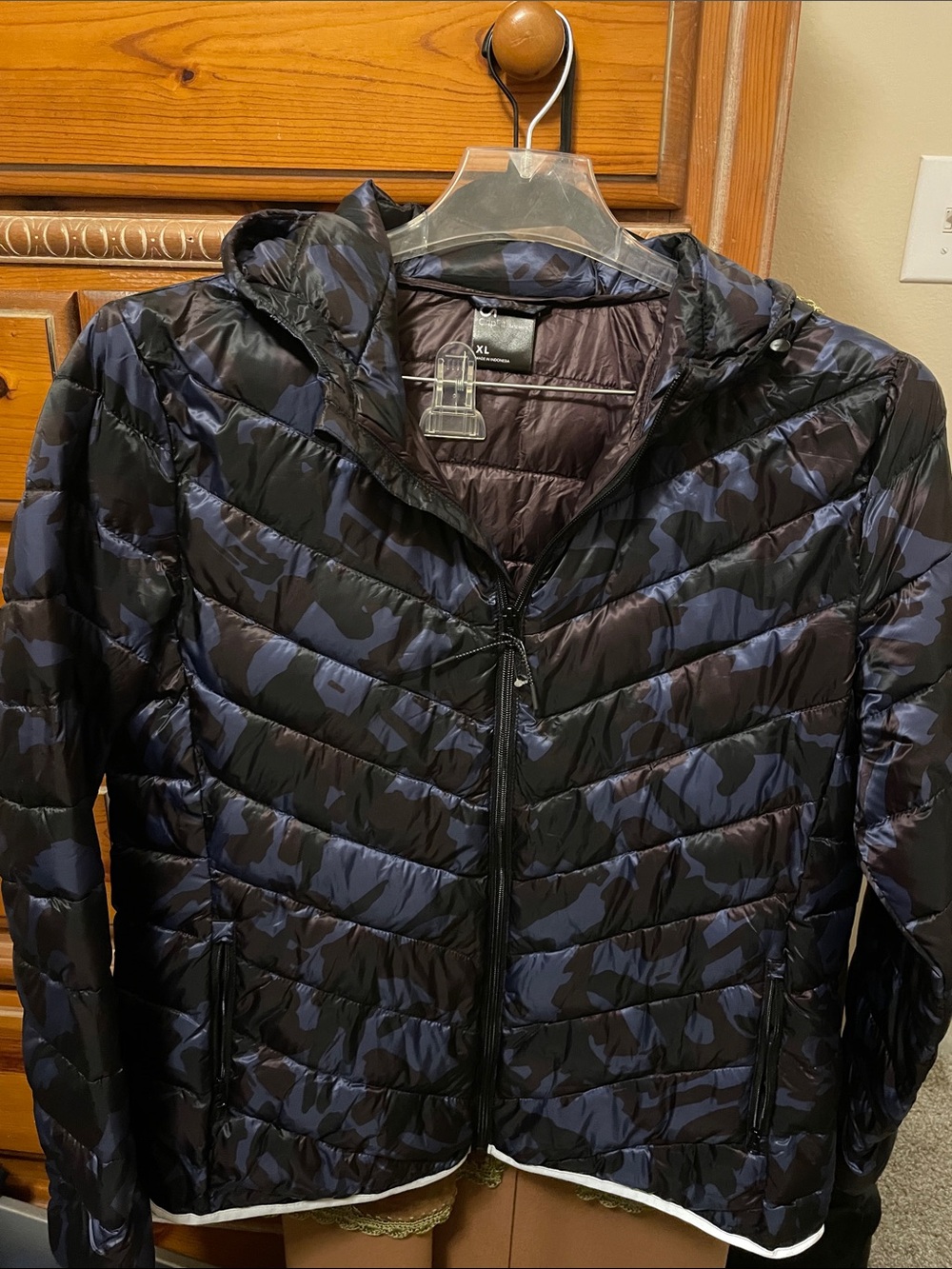 GAP Women's Black and Navy Camo Puffer Jacket